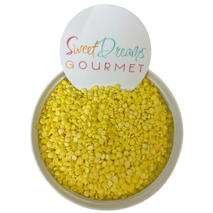 a bowl filled with yellow corn next to a sign that says sweet dreams gour