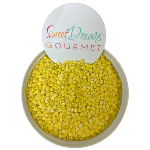 a bowl filled with yellow corn next to a sign that says sweet dreams gour