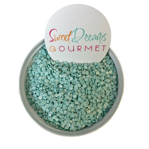 a bowl filled with green beans next to a sign that says sweet dreams gour