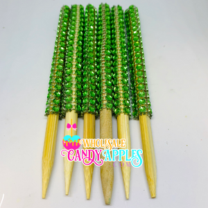 a close up of a bunch of green and yellow toothpicks